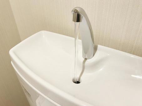 トイレタンク内の水漏れの原因を確認する方法