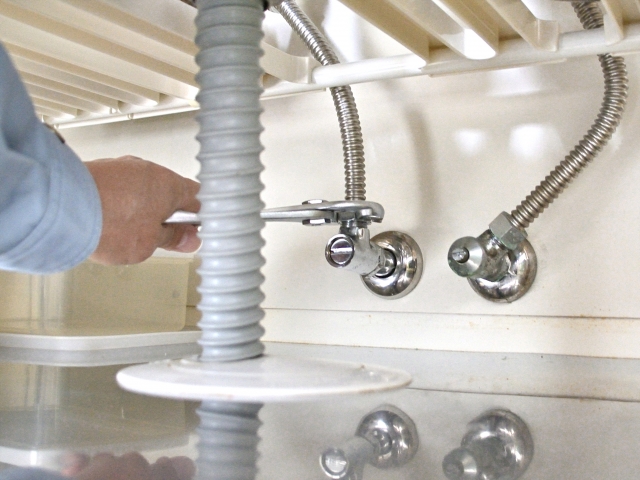 キッチン床への水漏れ修理事例