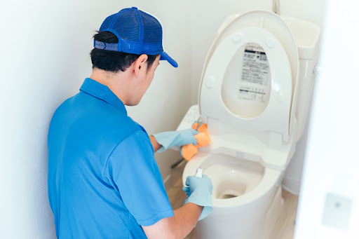 自分ではつまりを直せない、または早くトイレを直したい場合