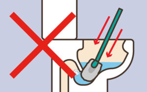 トイレブラシを突っ込む