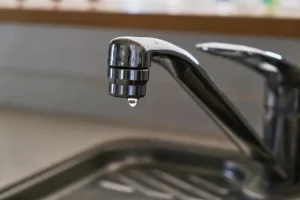水道の蛇口からポタポタ水が止まらない原因