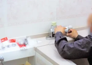 お風呂で水漏れが起きた際の応急処置と初期対応