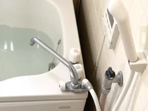 お風呂で水漏れが起きた際の応急処置と初期対応