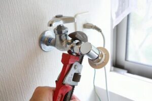 洗濯場の蛇口からお湯が出るようにするには