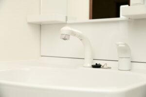 水受けタンクが水でいっぱいになるのは蛇口やシャワーホースの水漏れが原因