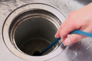 工具を使って排水溝つまりを解消する方法
