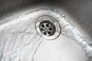 【自分でできる排水口対策】臭いの原因別の対処法