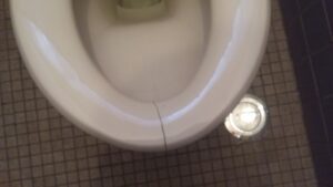 便器のひび割れは放置しない方がよい