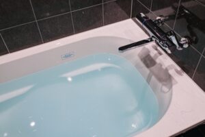 お風呂のお湯があふれる主な原因