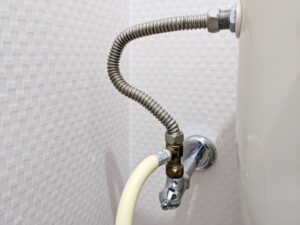 トイレの水を流すとすごい音がするときの対処法
