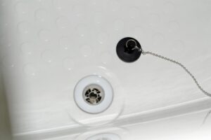 お風呂の排水栓からお湯が抜けるか確認する方法